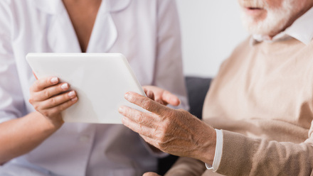 05-Nurse-and-patient-digital-tablet_1851175840.jpg
