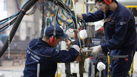 06-Motor-Factory-workers_2668133309.jpg
