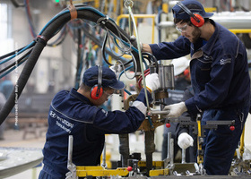 06-Motor-Factory-workers_2668133309.jpg