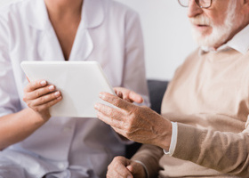 05-Nurse-and-patient-digital-tablet_1851175840.jpg
