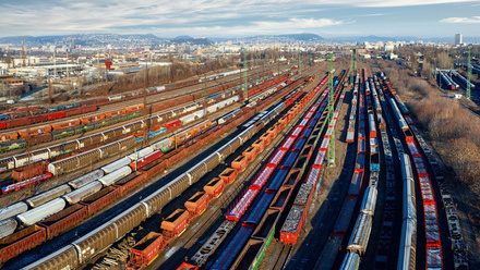 04-cargo-trains-in-sidings.jpg
