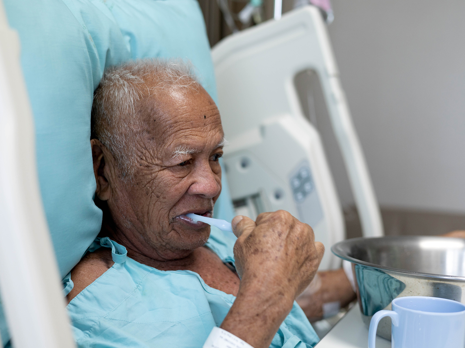 02-hospital-patient-teethbrushing_2282048911.jpg