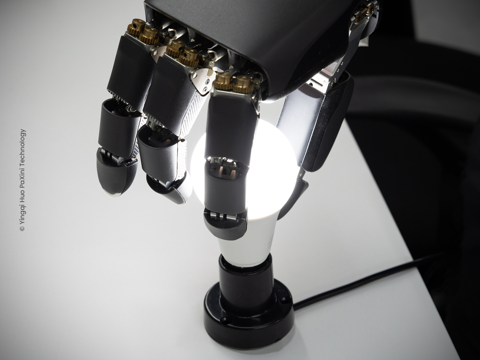 02-Robot-hand-image-2.jpg