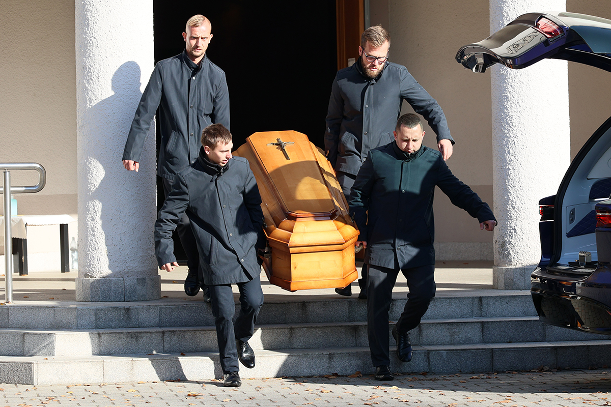 02 Funeral_2218857415.jpg